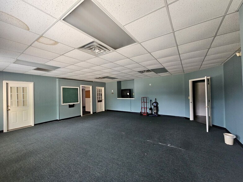 More Photos Of 425 S Lee St, Whiteville Office For Sale