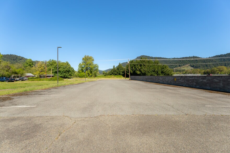 More Photos Of 2665 Glendale Valley Rd, Glendale Office For Sale