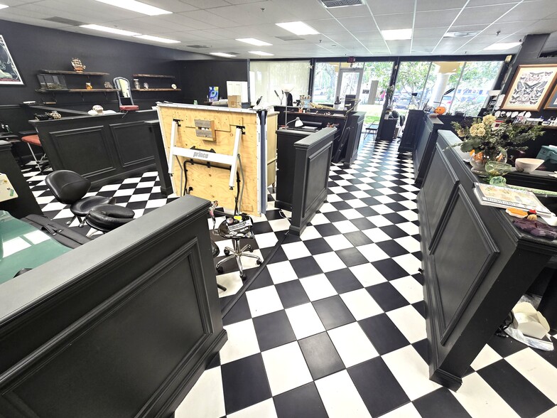 More Photos Of 4953 Le Chalet Blvd, Boynton Beach Storefront Retail Office For Lease