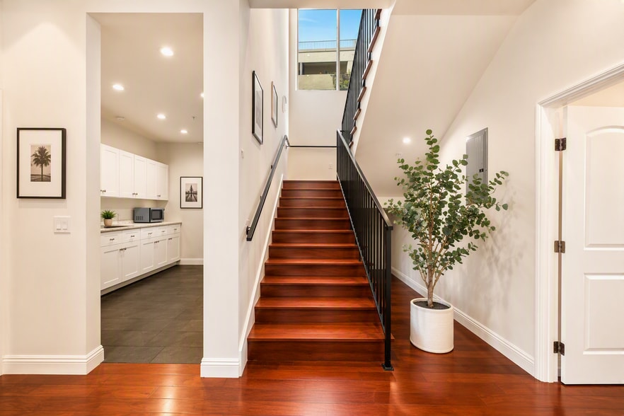 More Photos Of 1112 N Sherbourne Dr, West Hollywood Loft Creative Space For Lease