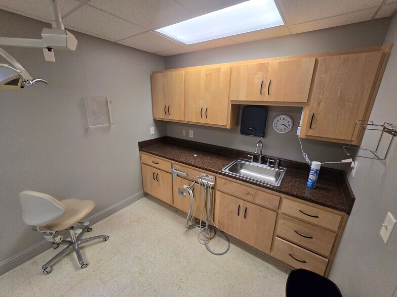More Photos Of 427-433 Carriage Dr, Beckley Medical For Sale