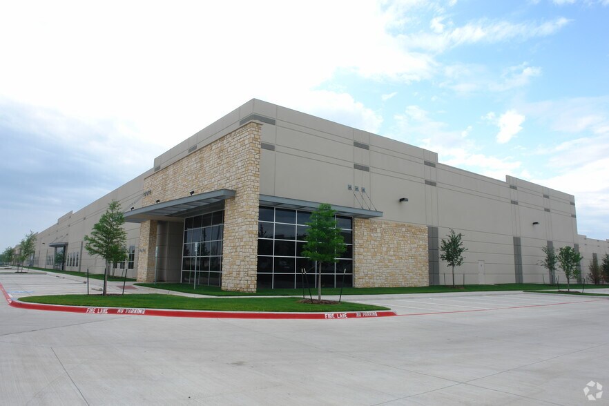More Photos Of 875 W Sandy Lake Rd, Coppell Warehouse For Lease