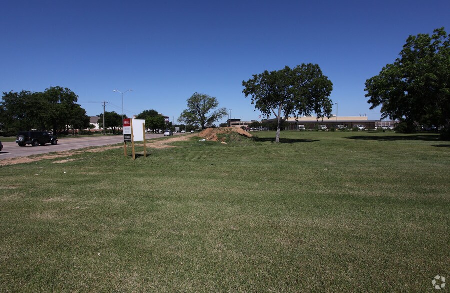 More Photos Of 2345 W Northwest Hwy, Dallas Land For Sale