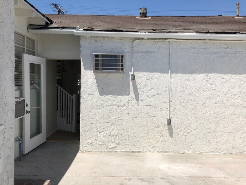 More Photos Of 11659 Riverside Dr, North Hollywood Storefront For Sale