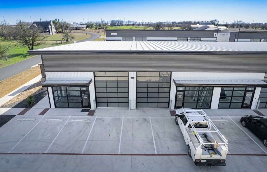 More Photos Of 19832 Panther Dr, Pflugerville Showroom For Lease