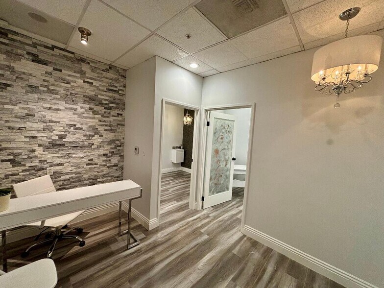 More Photos Of 20072 SW Birch St, Newport Beach Medical For Lease