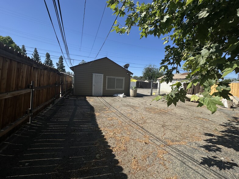 More Photos Of 2017 Brundage Ln, Bakersfield Office Residential For Lease