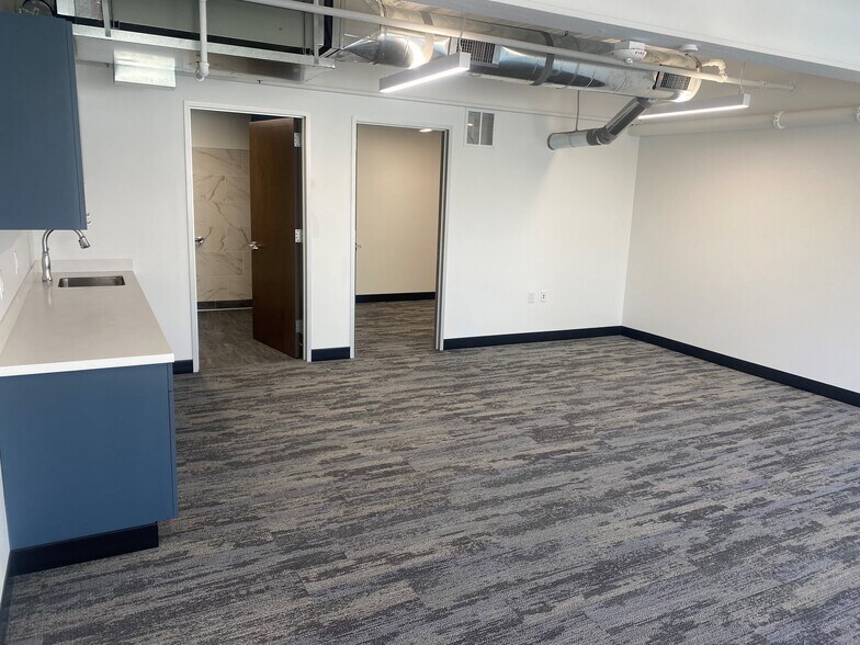 More Photos Of 7557 Greenville Ave, Dallas Self Storage For Lease