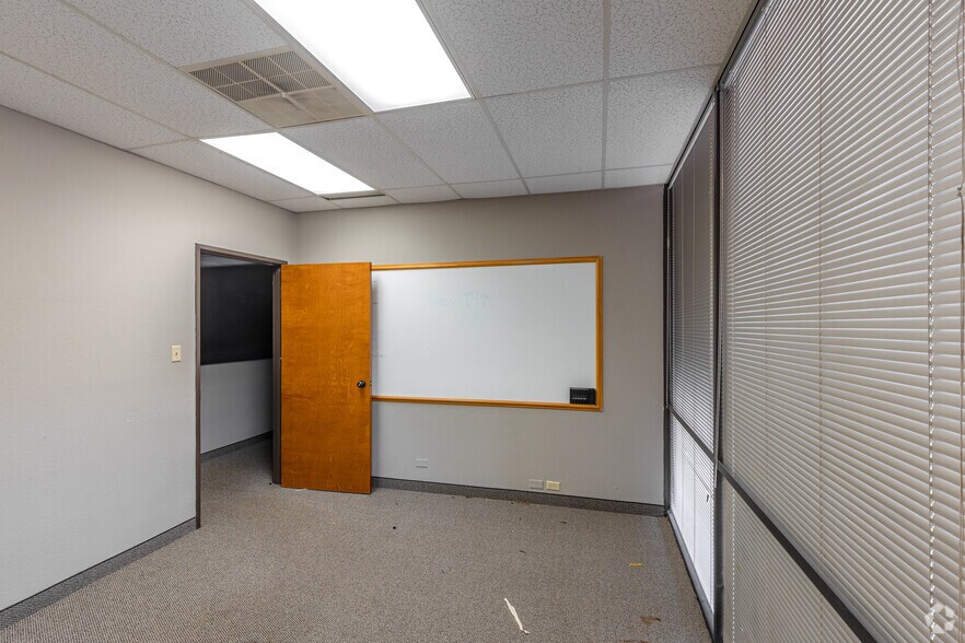 More Photos Of 12200 N Stemmons Fwy, Farmers Branch Unknown For Lease