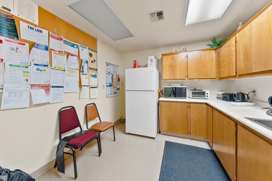 More Photos Of 700 NW Dimmick St, Grants Pass Specialty For Sale