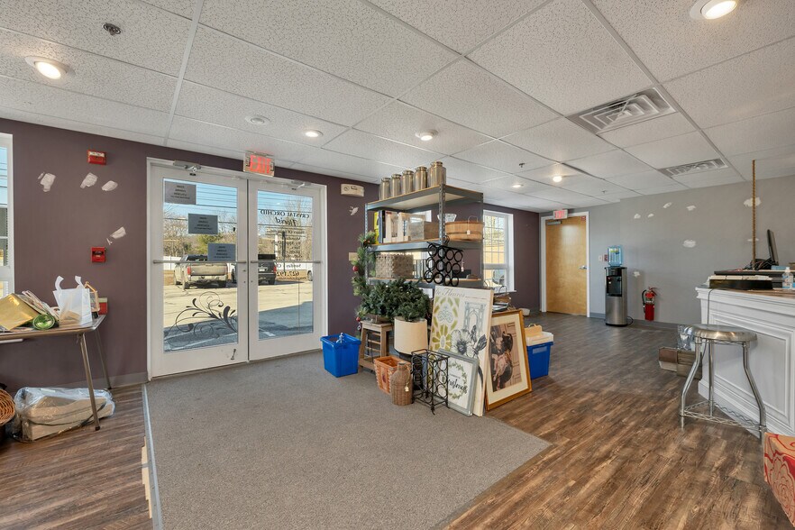 More Photos Of 45 Londonderry Tpke, Hooksett Office For Lease