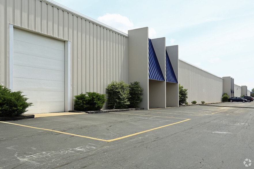 More Photos Of 13921-13981 W Parkway, Cleveland Warehouse For Lease