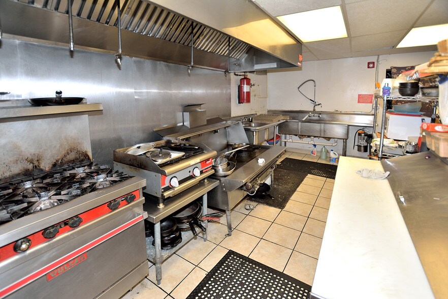 More Photos Of 514 S Broadway, Baltimore General Retail For Sale