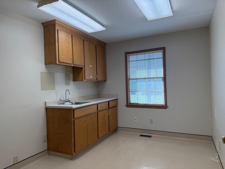 More Photos Of 1012 Medical Ridge Rd, Clinton Medical For Sale