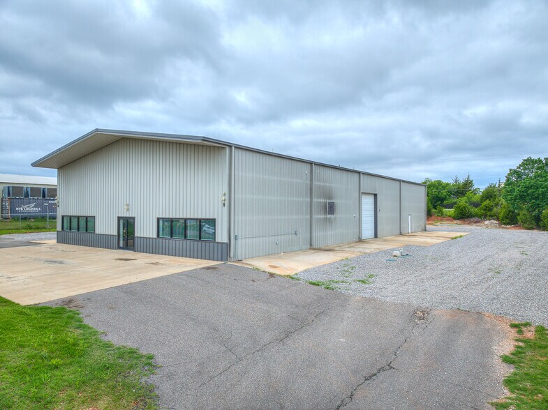 More Photos Of 6355 Boucher Dr, Edmond Showroom For Lease