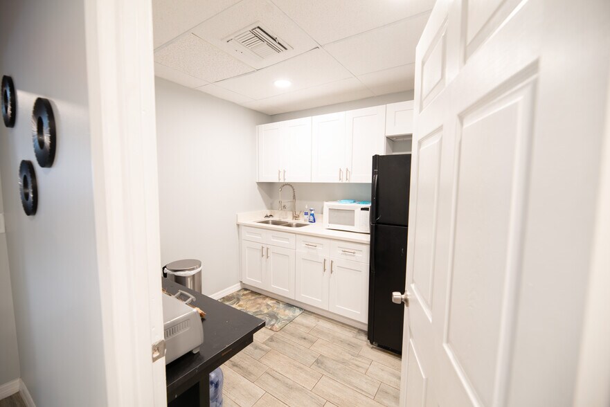 More Photos Of 5010 N Nebraska Ave, Tampa Light Distribution For Lease