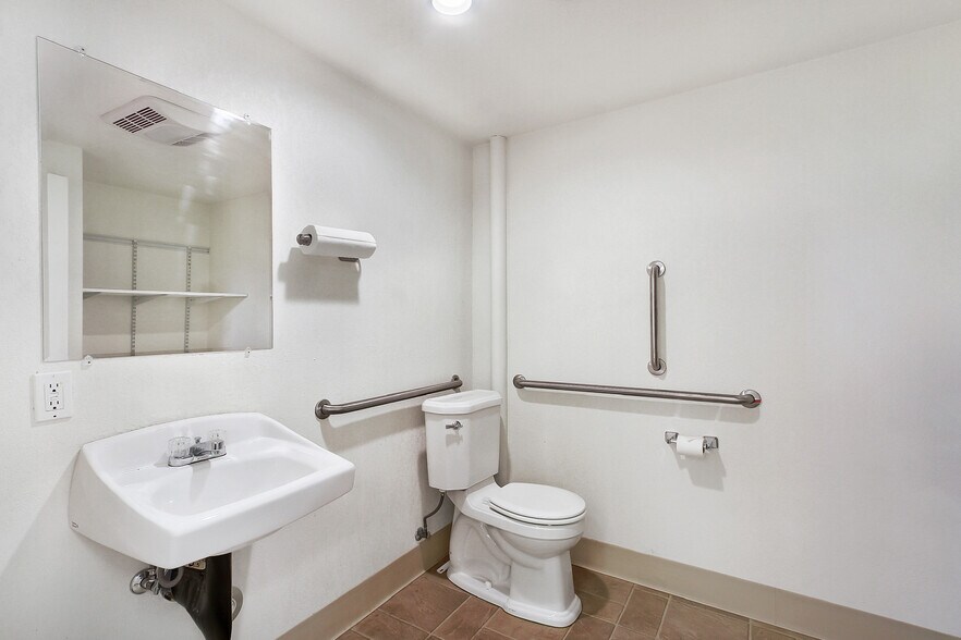 More Photos Of 23631 Edmonds Way, Edmonds Warehouse For Sale