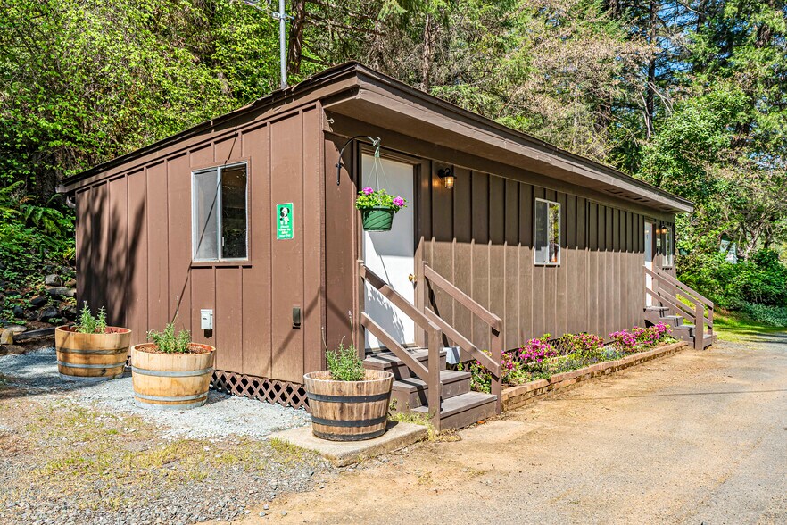 More Photos Of 11744 Galice Rd, Merlin Hotel For Sale