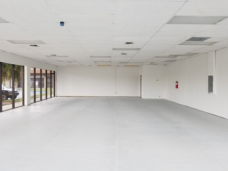 More Photos Of 435 S State Road 7, Hollywood General Retail For Lease