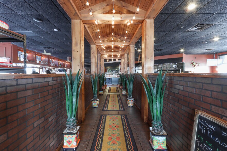 More Photos Of 190 Crossroads Dr, Plover Restaurant For Lease