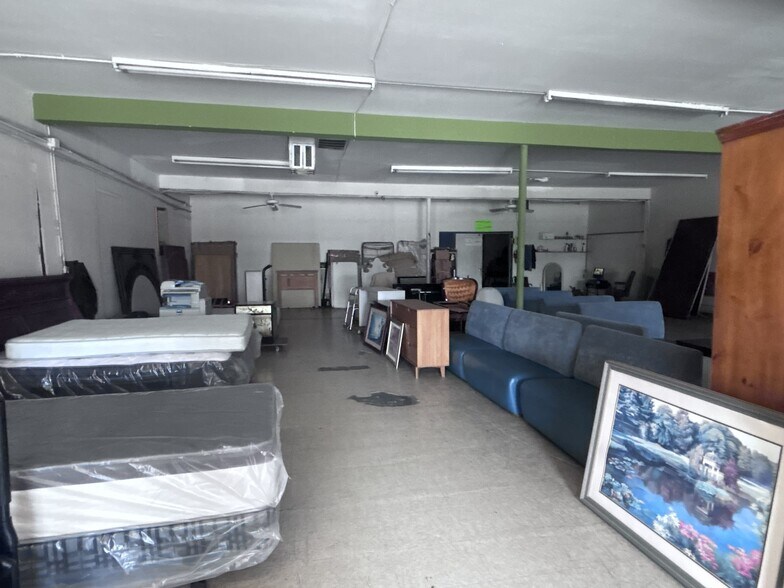 More Photos Of 8632 1/2 Long Point Rd, Houston Storefront For Lease