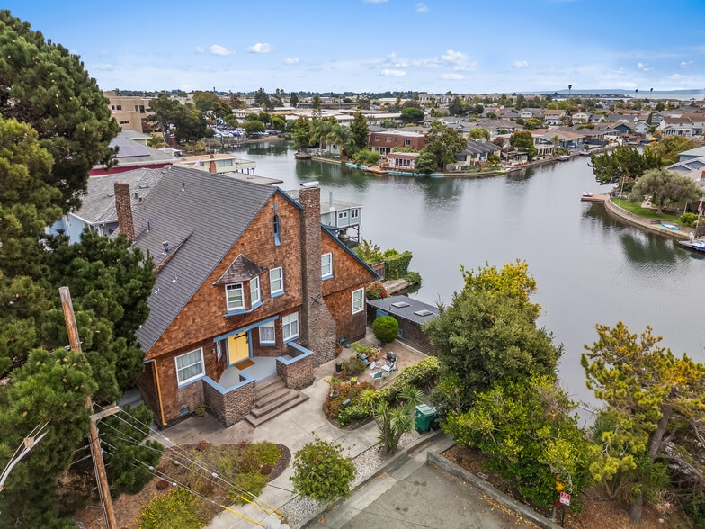 More Photos Of 2000 Clinton Ave, Alameda Apartments For Sale