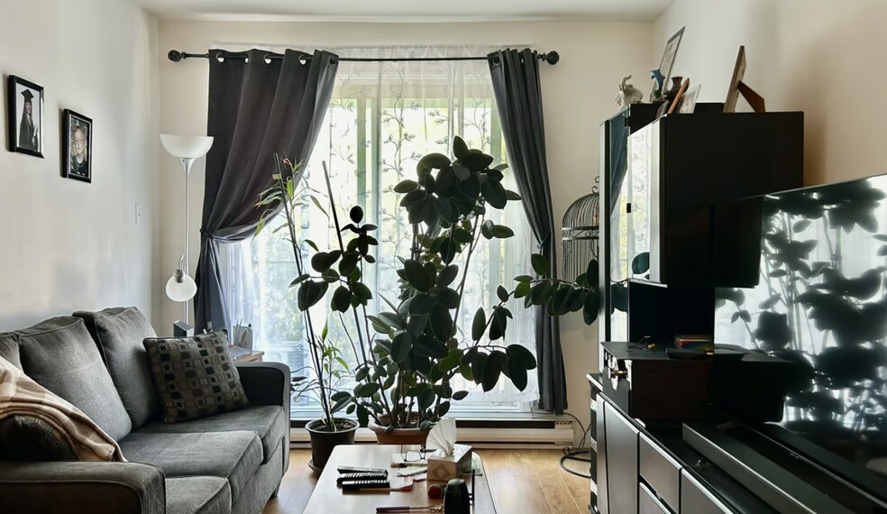 More Photos Of 1522 Rue Saint-Joseph, Longueuil Apartments For Sale