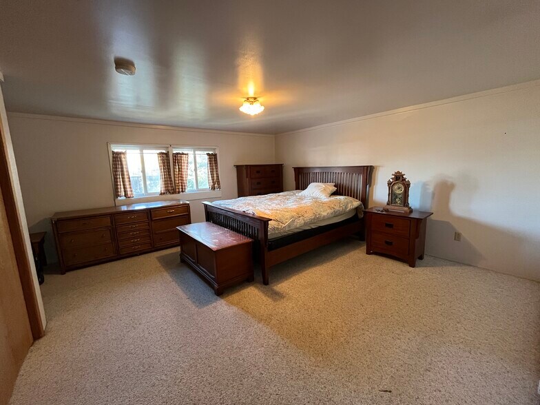 More Photos Of 1004 S Nordic Dr, Petersburg Hotel For Sale