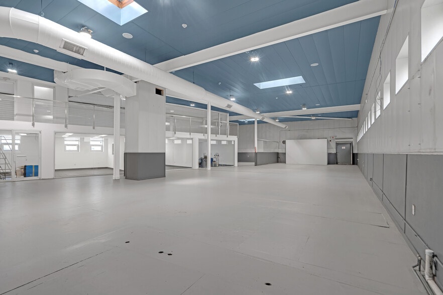 More Photos Of 3114 Tonnelle Ave, North Bergen Showroom For Lease