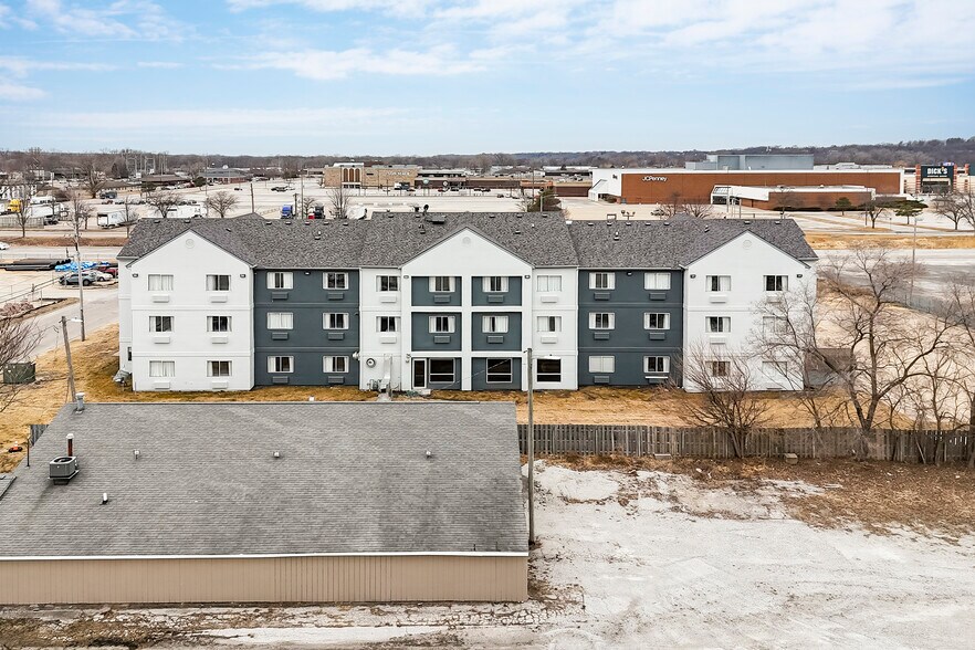 More Photos Of 2705 48th Ave, Moline Hotel For Sale