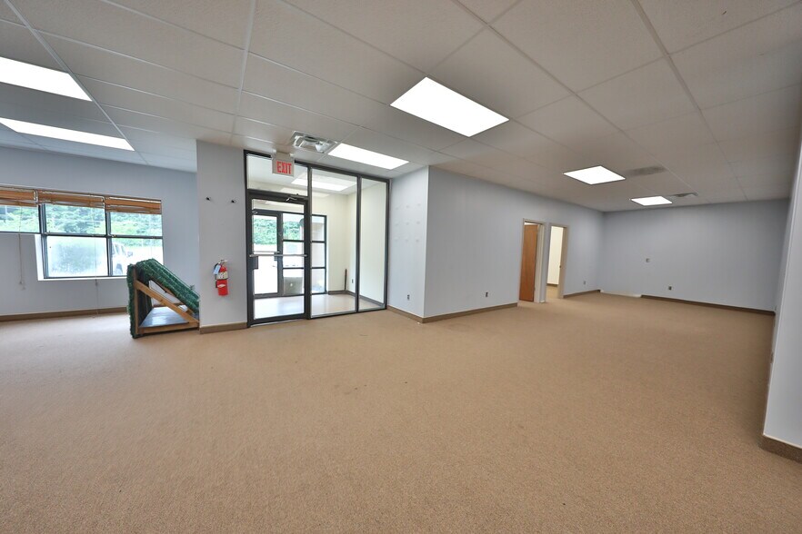 More Photos Of 12 Orben Dr, Landing Showroom For Lease