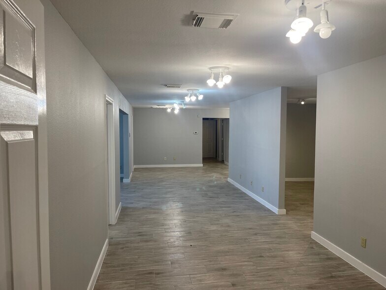 More Photos Of 4095 SE I 10 Frontage Rd, Sealy Medical For Sale