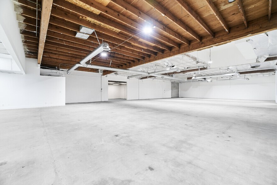 More Photos Of 15013-15019 Califa St, Van Nuys Manufacturing For Lease