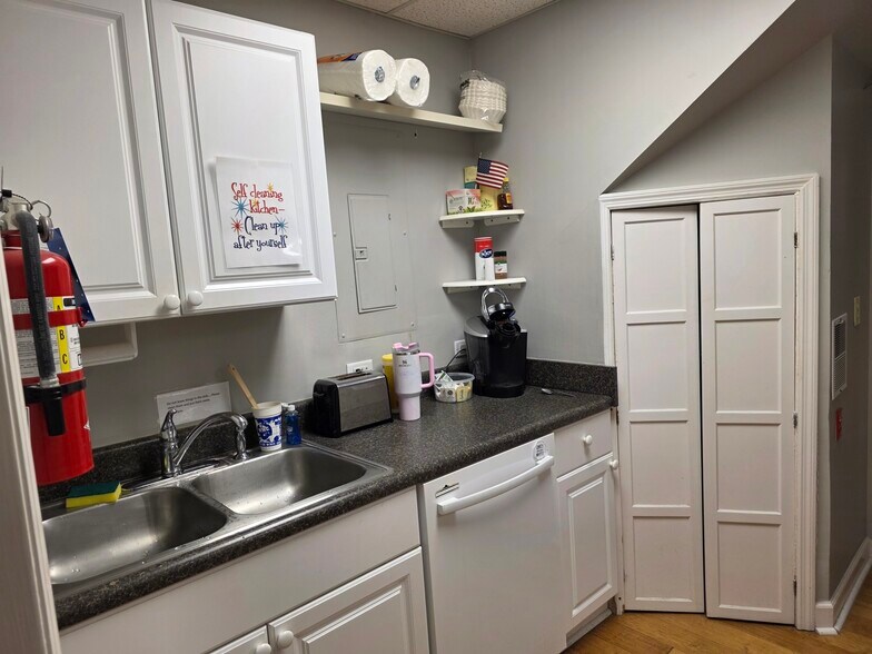 More Photos Of 21 New Orleans Rd, Hilton Head Island Office For Sale