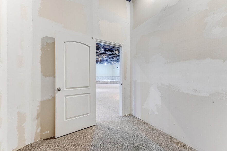 More Photos Of 9802 Whithorn Dr, Houston Office For Sale