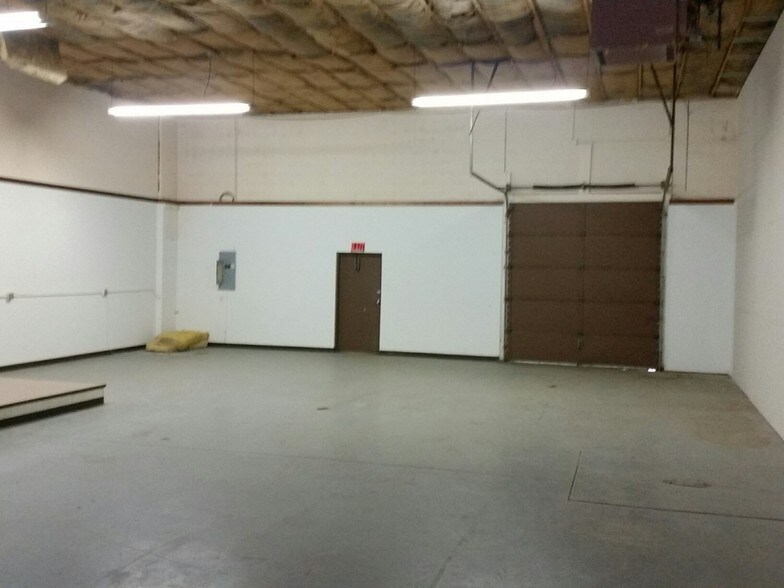 More Photos Of 1236-1248 Royal Dr, Papillion Warehouse For Lease