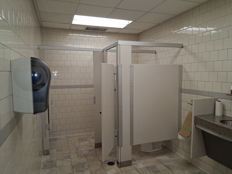 More Photos Of 800 S Morrison Ave, Collinsville Warehouse For Sale