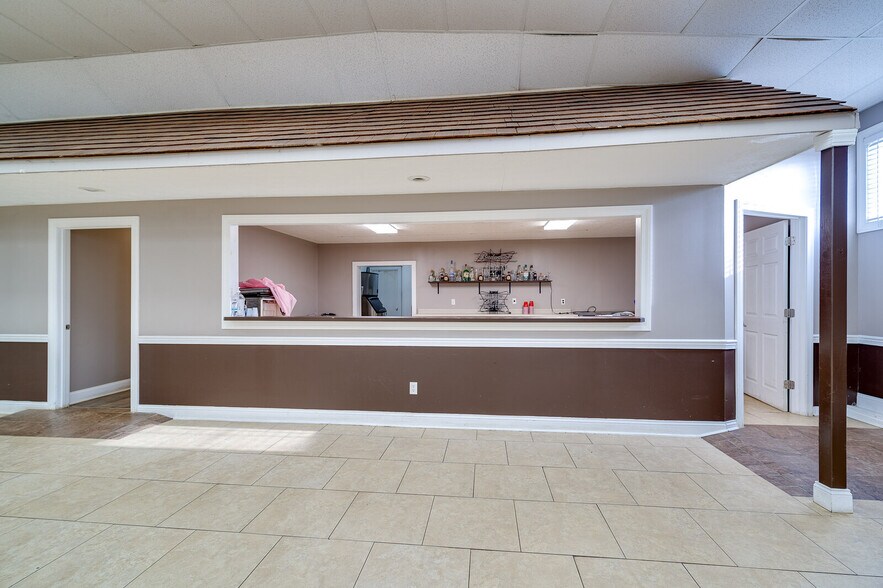 More Photos Of 6962 Coles Rd, Middletown General Retail For Sale