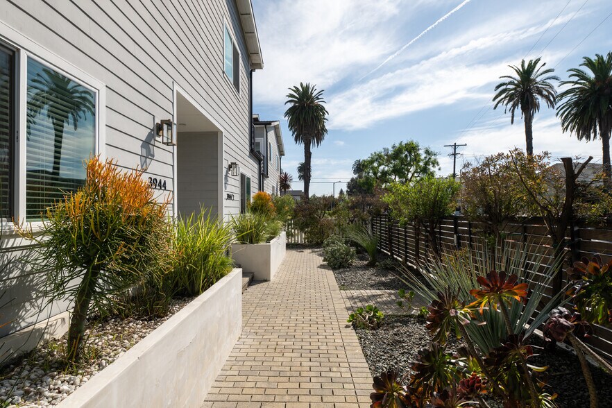 More Photos Of 3944 S Budlong Ave, Los Angeles Apartments For Sale