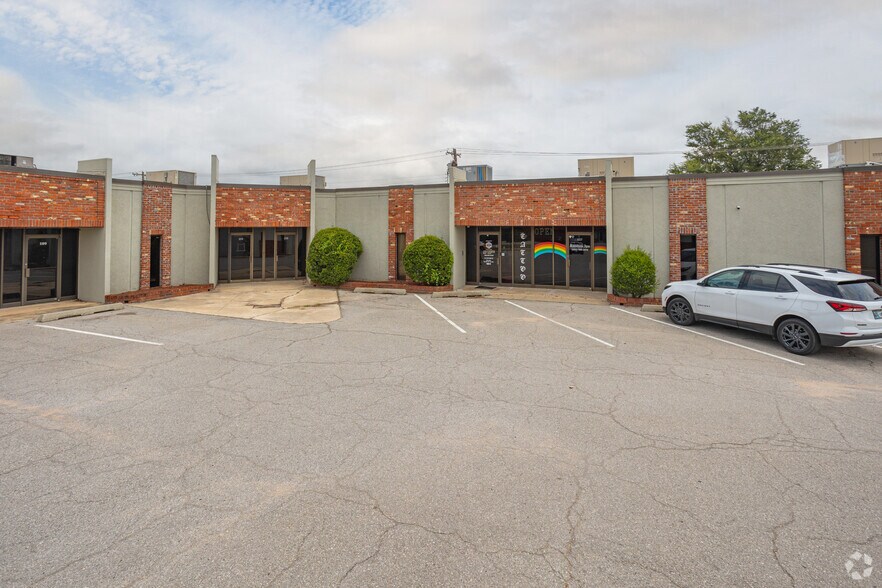 More Photos Of 1811 Industrial Blvd, Norman Light Distribution For Lease