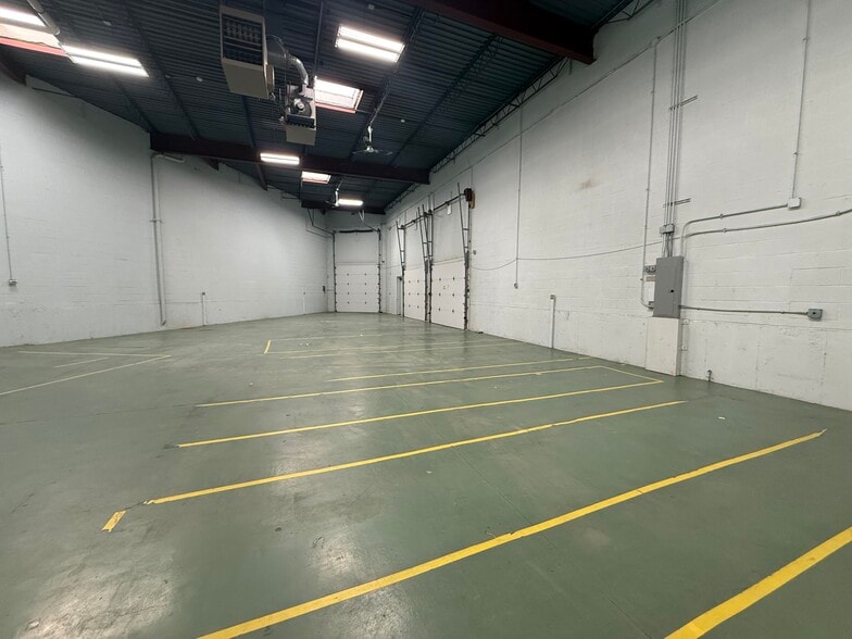 More Photos Of 1881 Industrial Dr, Libertyville Warehouse For Lease