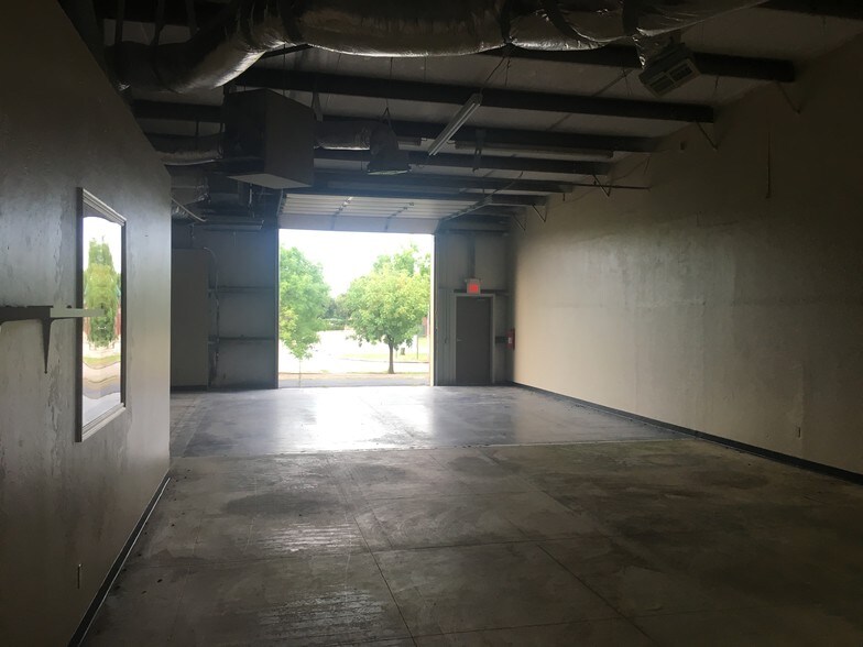 More Photos Of 1421 S Fretz Dr, Edmond Flex For Lease