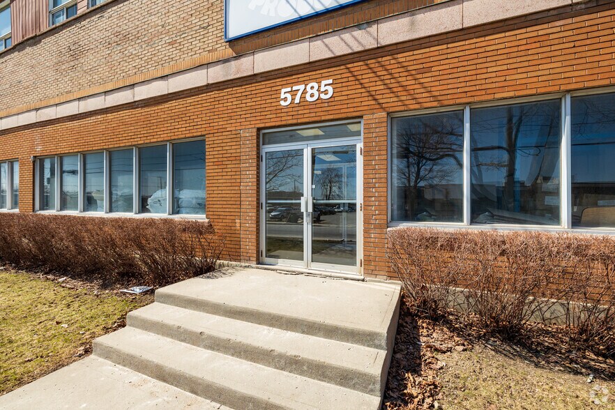 More Photos Of 5785 Rue Paré, Mt Royal Warehouse For Lease