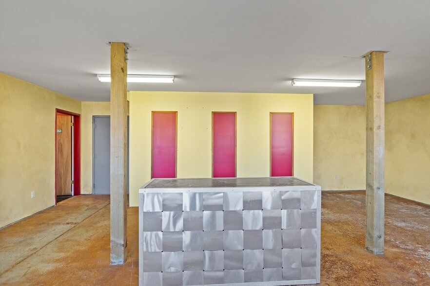 More Photos Of 100 N 7th St, Lakeside Showroom For Sale