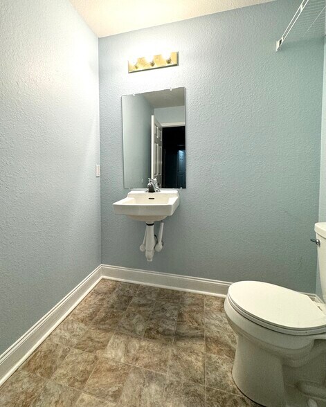 More Photos Of 144 Commerce Pky, Cornelia Flex For Sale