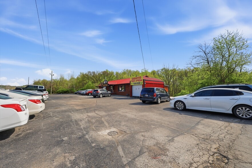 More Photos Of 621 Green Blvd, Aurora Auto Dealership For Sale