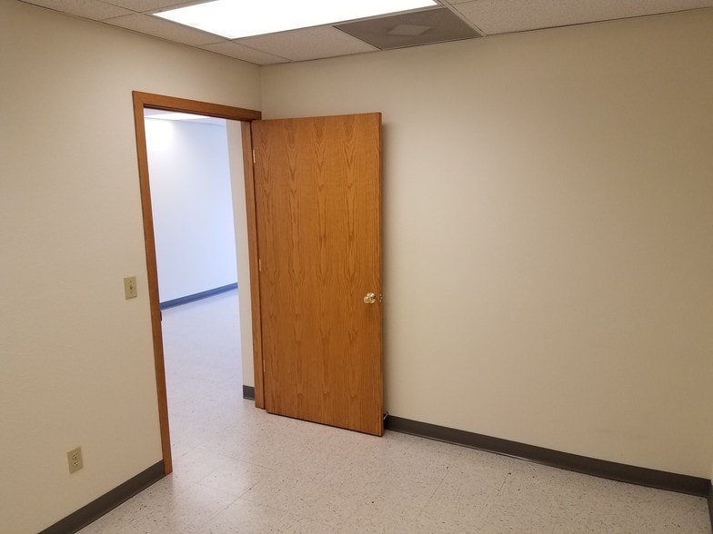 More Photos Of 1019-1023 Des Moines Ave, Loveland Warehouse For Lease