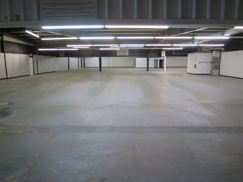 More Photos Of 871 S Cooper St, Memphis Light Distribution For Sale