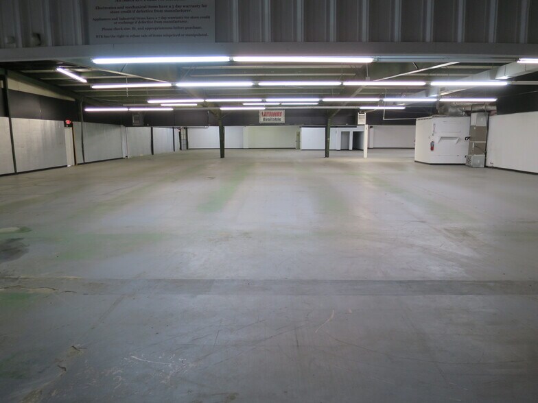 More Photos Of 871 S Cooper St, Memphis Light Distribution For Lease