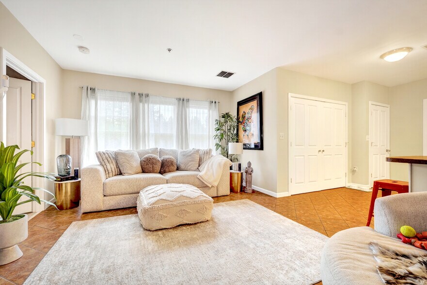 More Photos Of 140 Summer St, Holliston Veterinarian Kennel For Sale